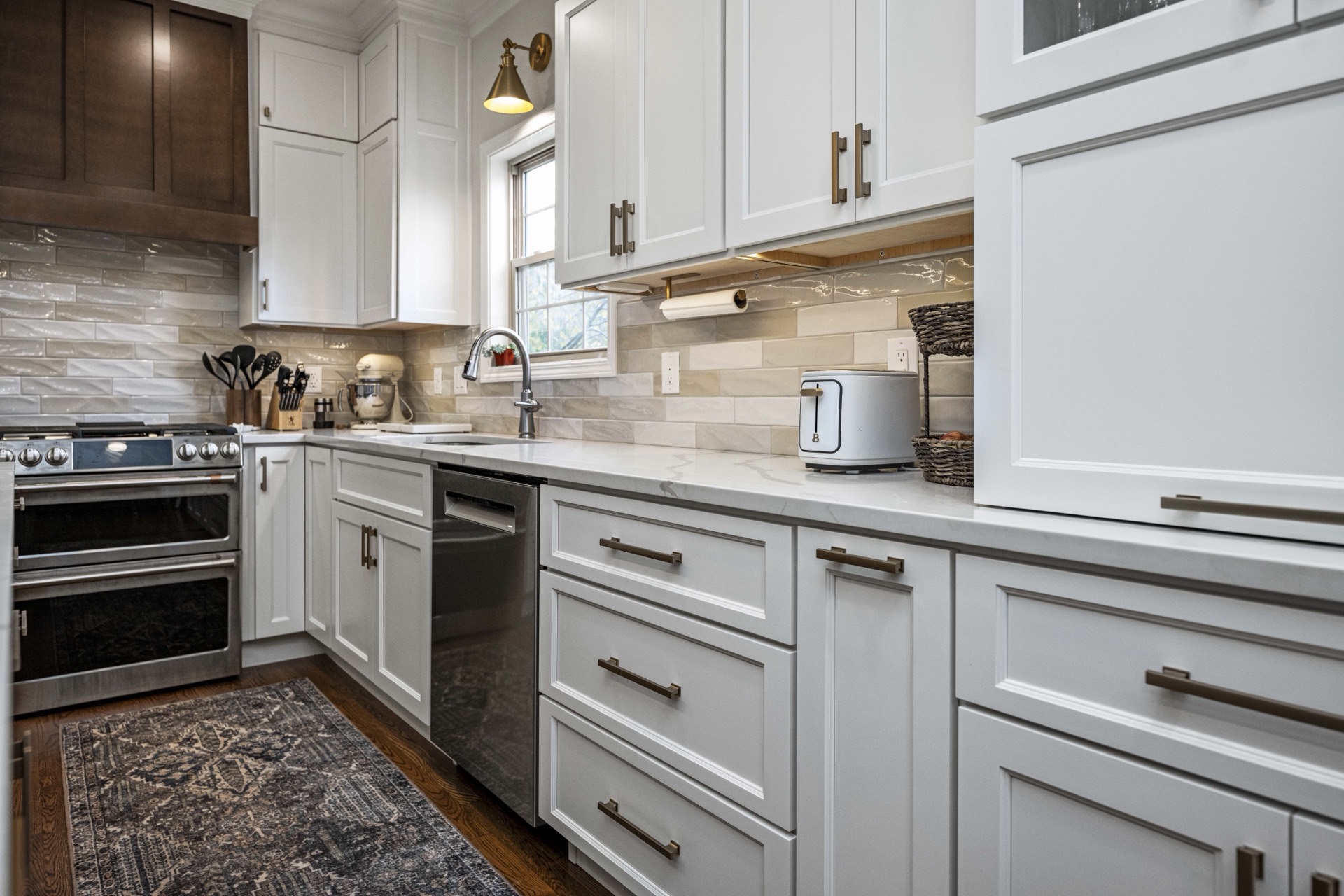 Ridgewater range run with wood hood and textured backsplash